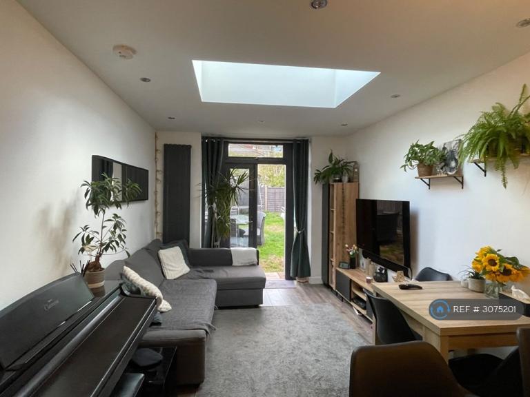 2 bedroom flat in Sangley Road, London, SE25 (2 bed) (#3075201)