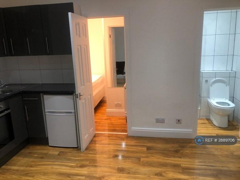 Studio flat in Wimbledon Village, London, SW19 (#2889706)