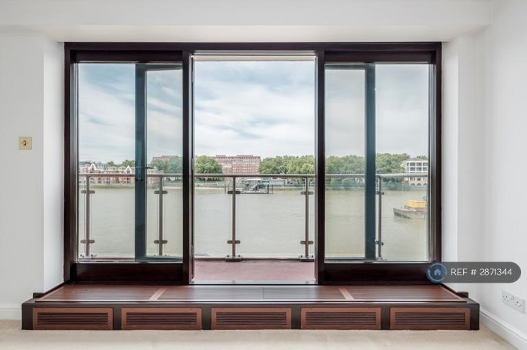 2 bedroom flat in Elm Quay Court, London, SW8 (2 bed) (#2871344)