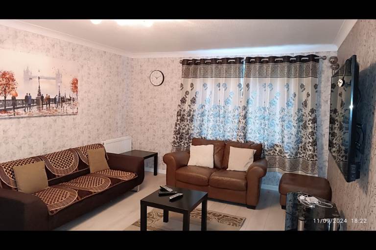 Double bedroom to let in full furnished city centre property