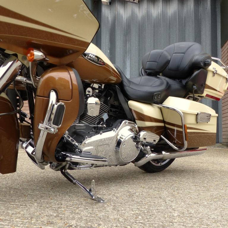 Harley Davidson FLTRUSE CVO Road Glide Ultra 1801cc – Rare collectors machine.