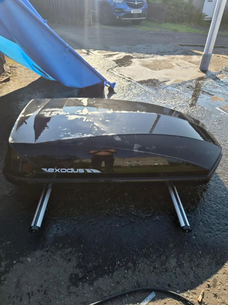 Exodus roof box with universal roof bars
