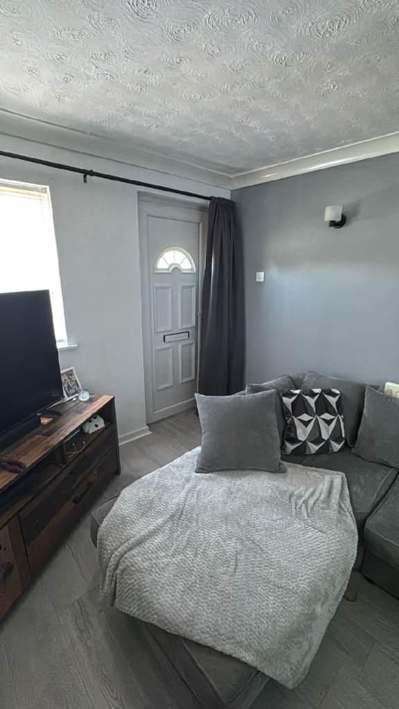 2 bedroom detached house