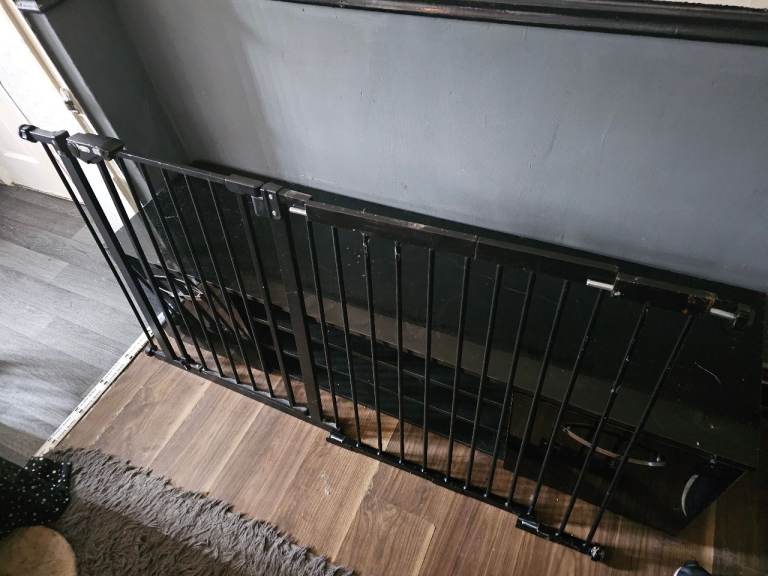 Extendable safety gate for child/pet