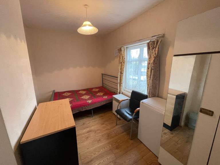 EXCELLENT DOUBLE BEDROOM OFF LADY MARGARET ROAD FOR JUST £650 P/M FOR 2 PEOPLE