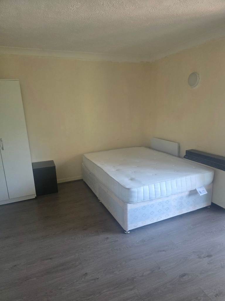 Studio flat to let 