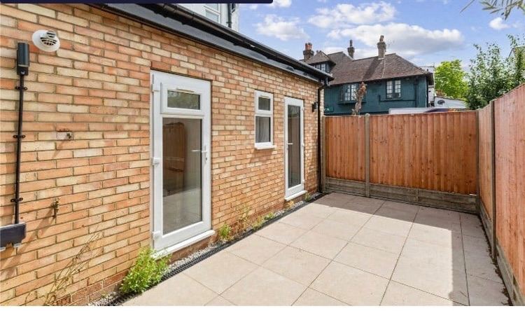 Large modern clean Studio for couples available. 5mins walk to Tooting Bec Tube