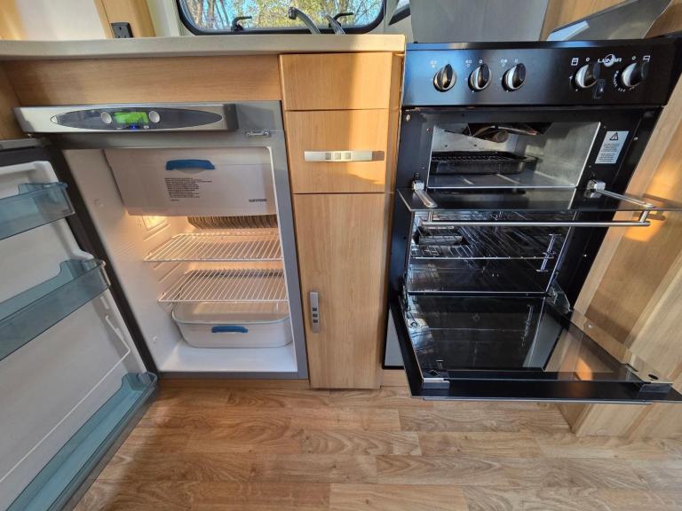 Lunar Quasar 462 2010 Lightweight 2 Berth Touring Caravan