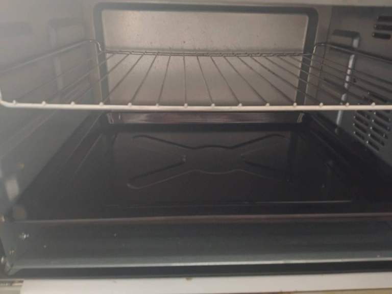 Clean Used Oven with Grill Pan and Rack