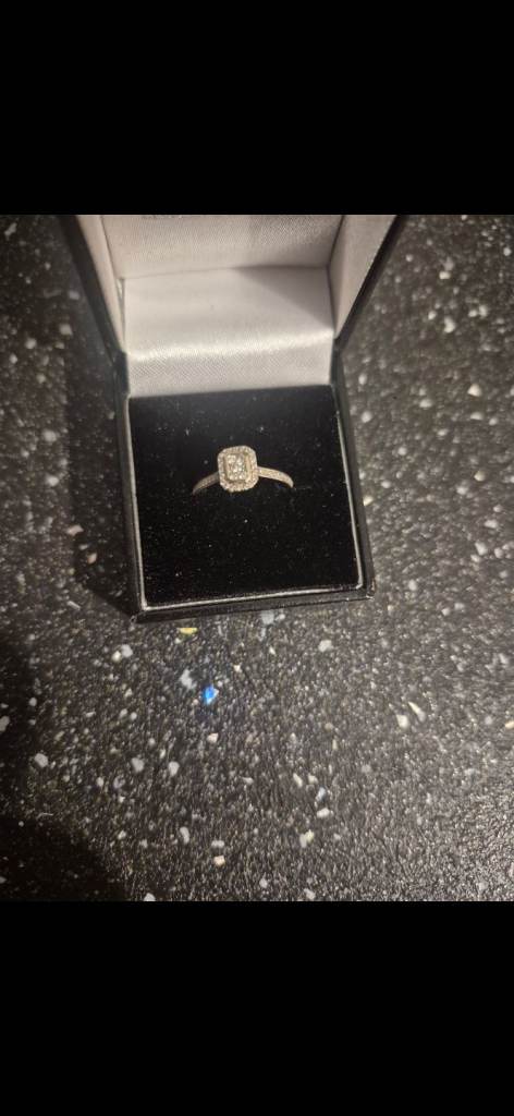 Engagement ring 18ct white gold