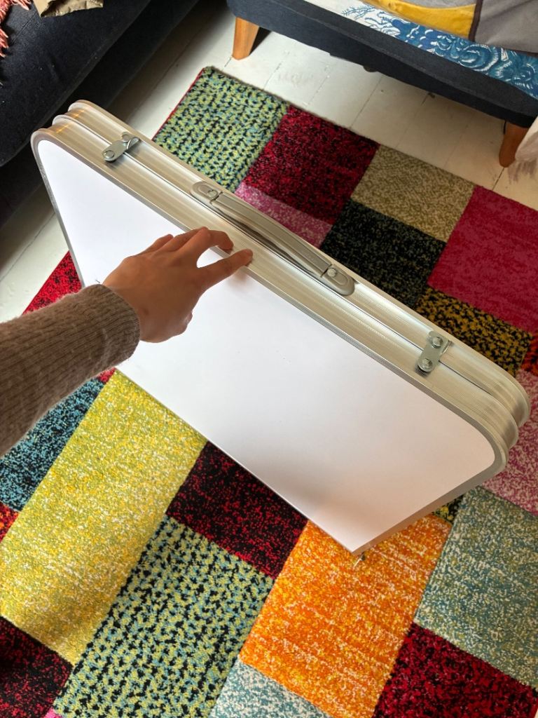Folding table 