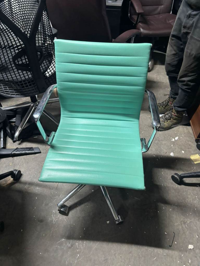 Green Office Chair with Chrome Base – Good Condition