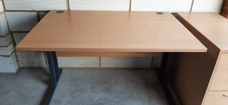 Light Wood Office Desk with Drawers – Good Condition