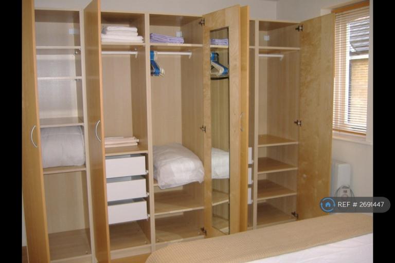 1 bedroom flat in Telegraph Place, London, E14 (1 bed) (#2691447)