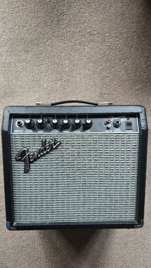 Frender Frontman 15G Guitar Amplifier Amp 8"speaker 15w