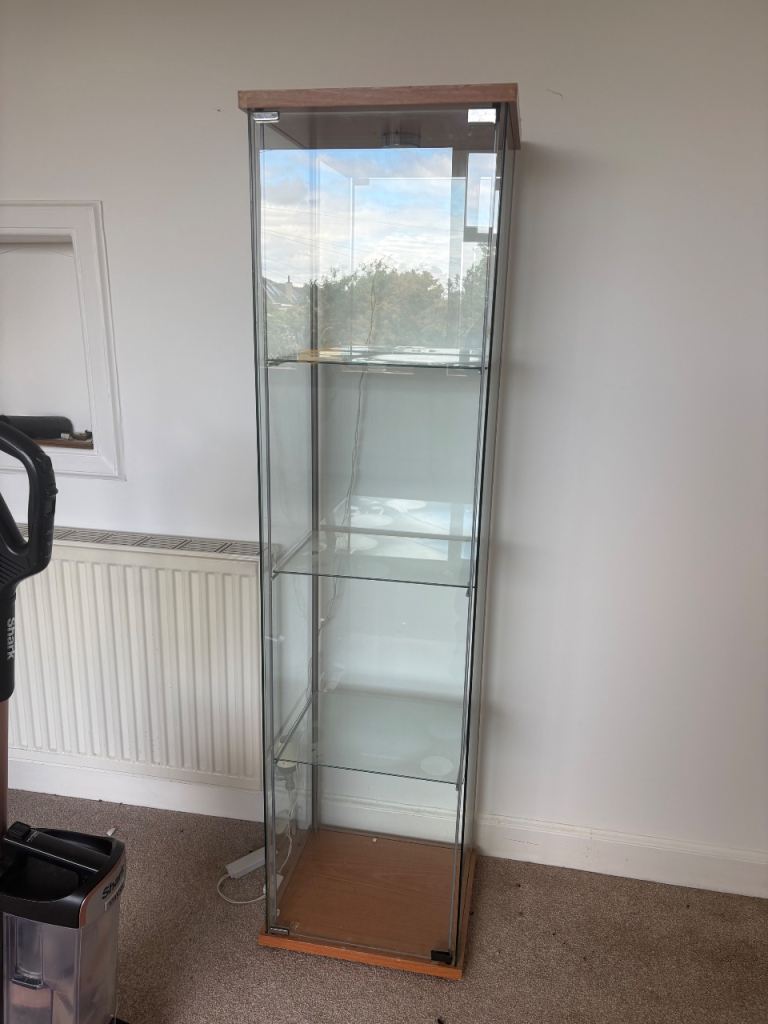 Display cabinet with light
