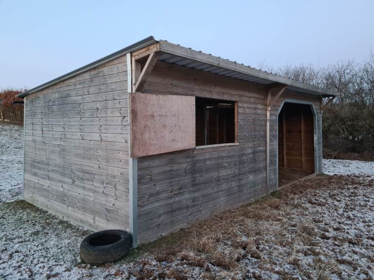 Field shelter and stable for horses or livestock