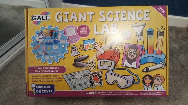 'Giant Science Lab' Kids Box with 30 Fun Experiments & Lab Coat & Goggles !! Brand New in Box