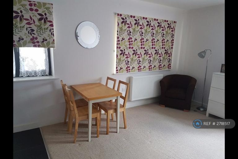 1 bedroom flat in Justin Plaza, Mitcham, CR4 (1 bed) (#2718517)