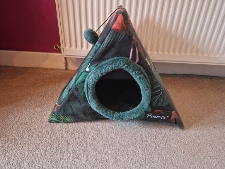 Penrose Pyramid Cat Bed