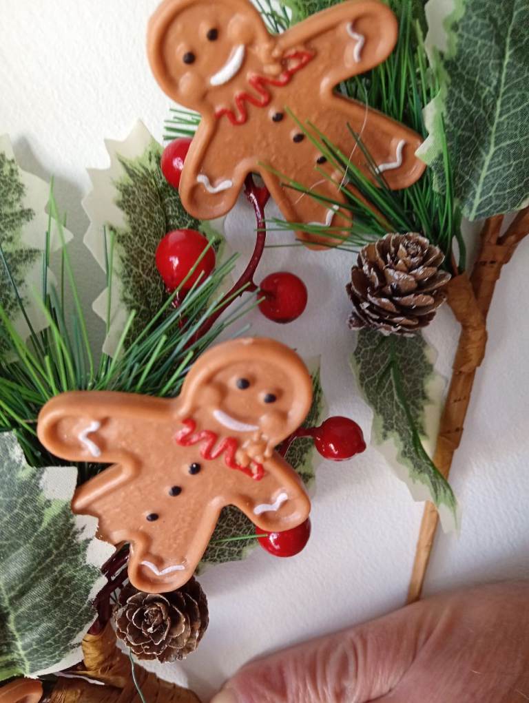 Christmas Garland Decoration with Gingerbread Men & Berries