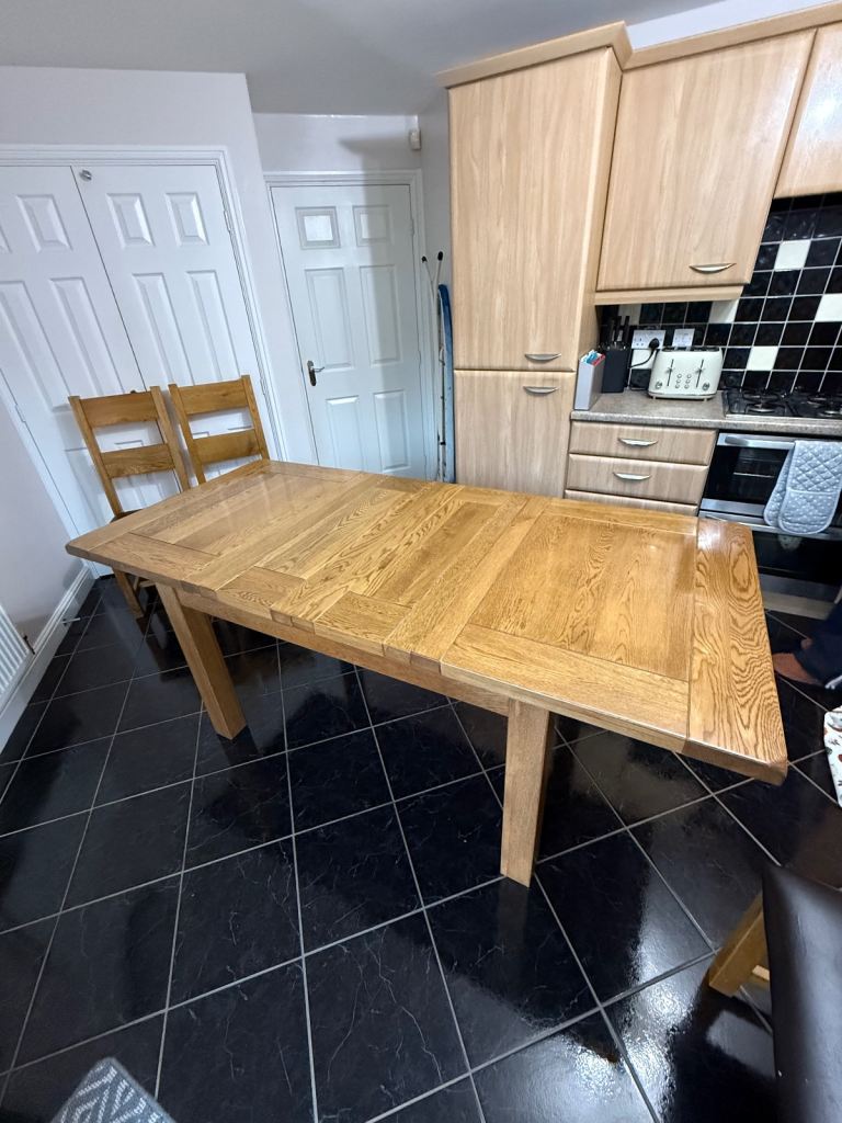 Solid Oak Extendable Dining Table & Chairs 