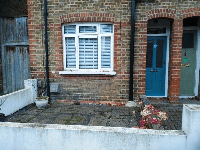 one bedroom flat with private garden in Richmond London ,