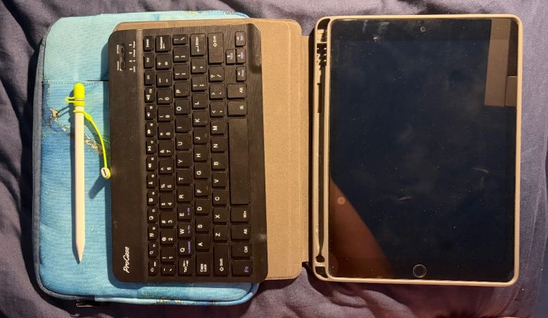 Apple iPad 9th gen Bundle - price negotiable 