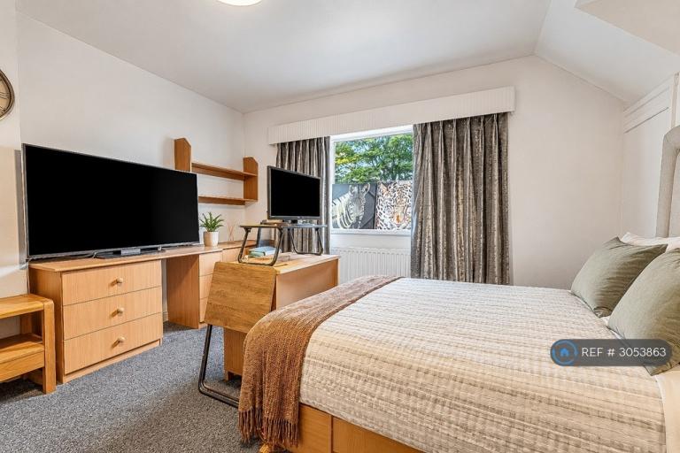2 bedroom flat in Otley Old Road, Leeds, LS16 (2 bed) (#3053863)