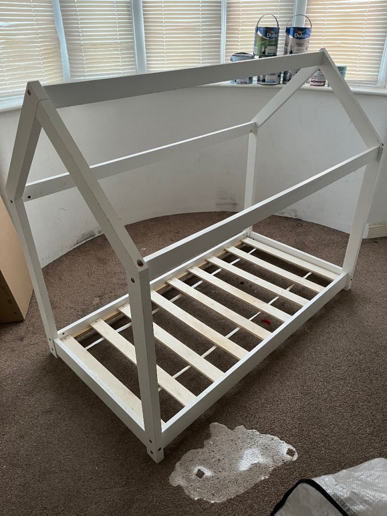 Child/toddler house bed