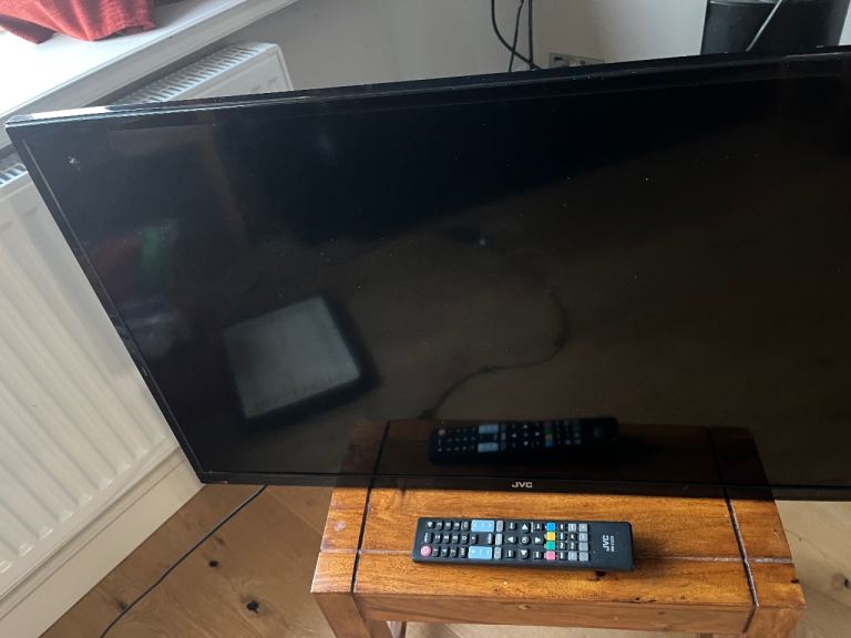 JVC LT-32C485 32” HD LED TV with Built-in DVD Player HDMI, USB Remote Included