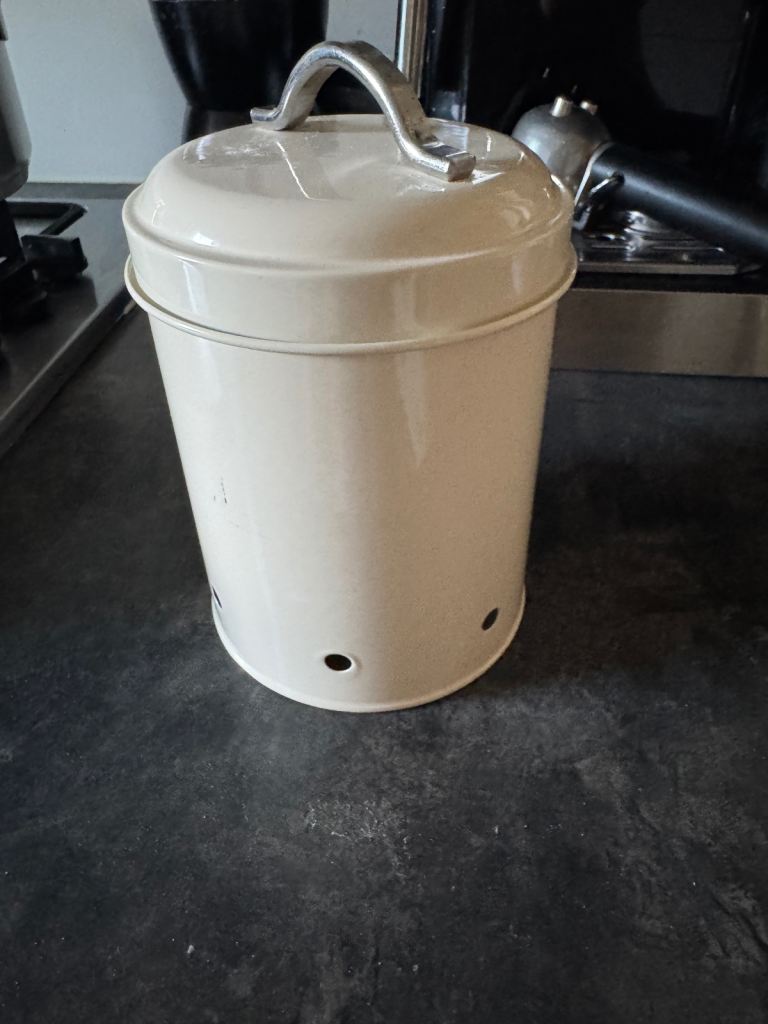 Garlic Storage Jar with Vent Holes & Lid – Cream Colour