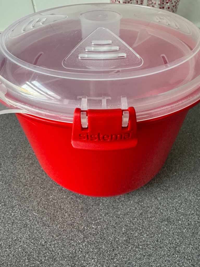 £2. Sistema Microwave Rice Cooker - 2.6 Litre Red.
