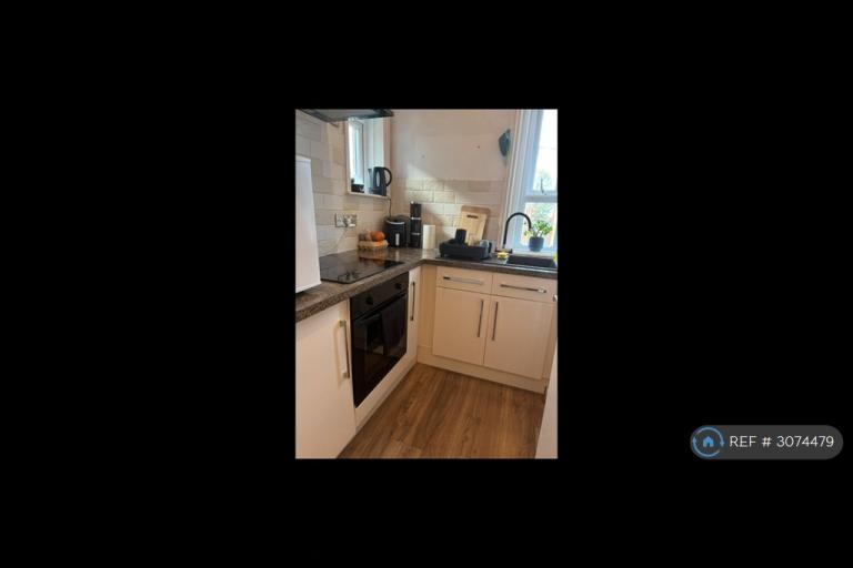 Studio flat in Upper Parkstone, Poole, BH14 (#3074479)