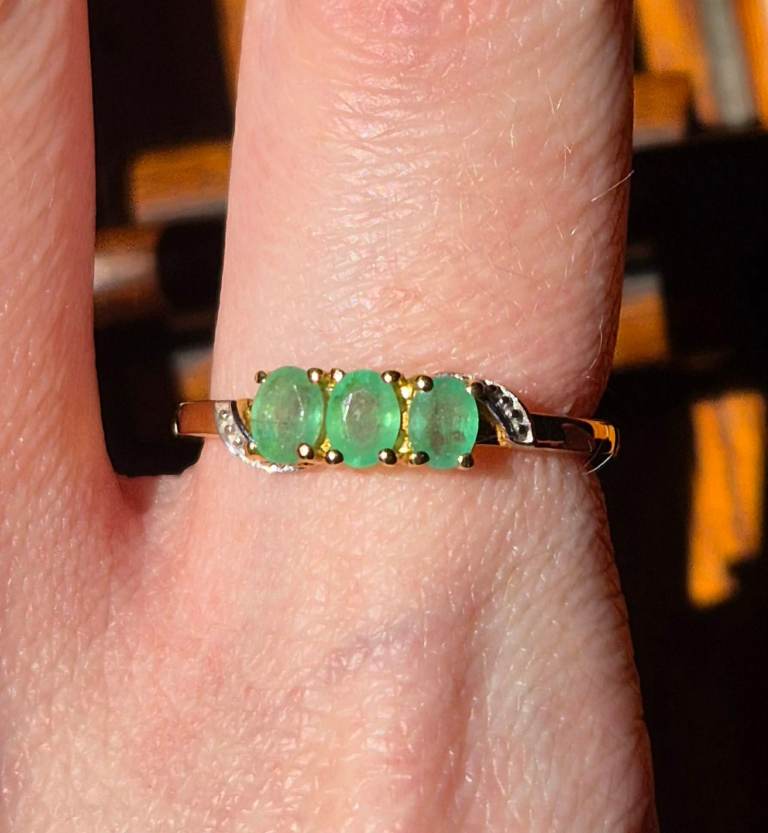 NEW 925 silver, 18ct gold plated & emerald trilogy set ring