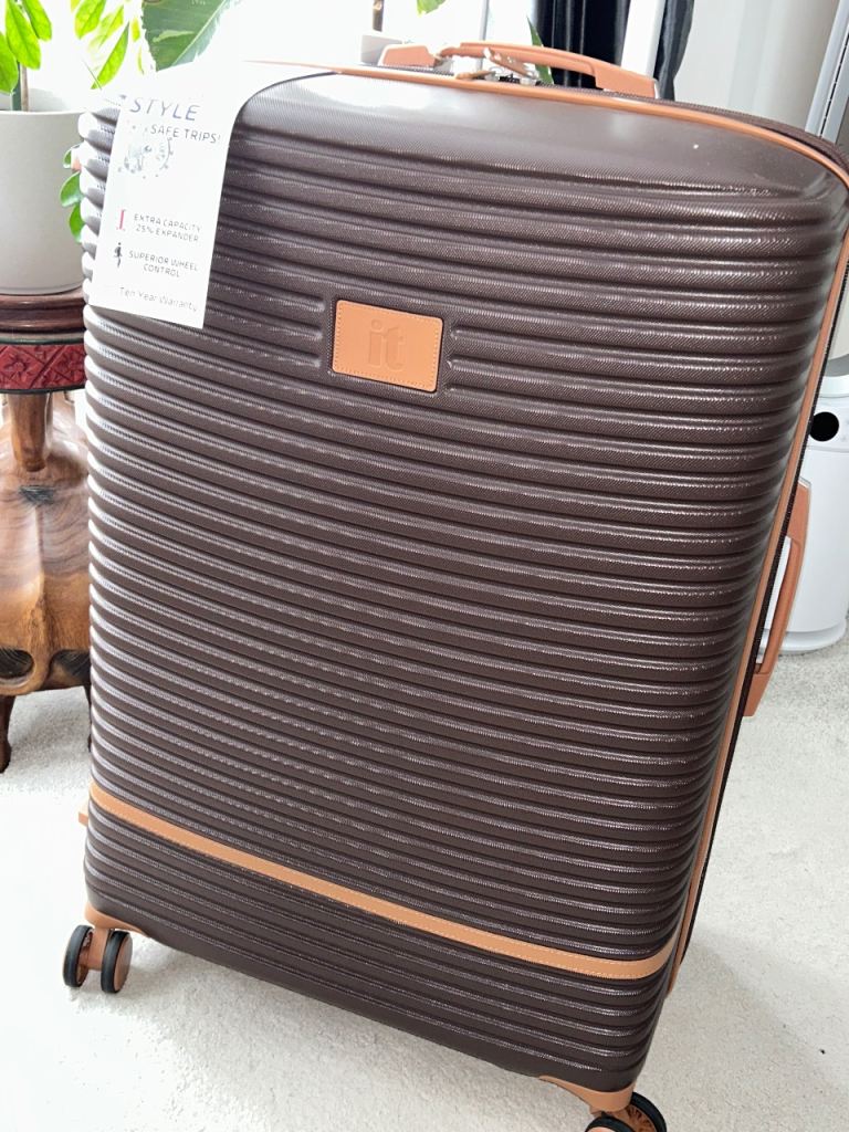 Brand new extra large expandable suitcase on 8 spinning wheels £40