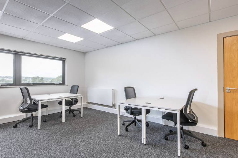 Crawley - RH11 7XX \ Coworking Space Available - Start Anytime