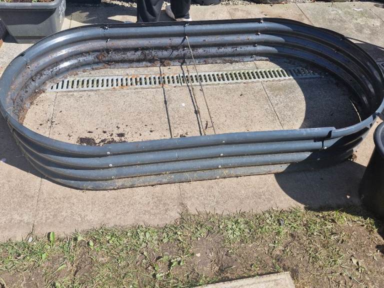 Taised garden beds ( Metal )