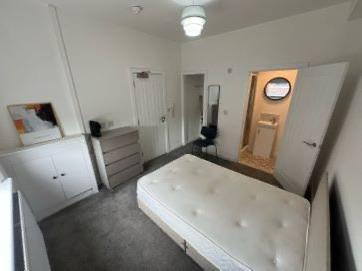 Shared house with ensuite & shower 