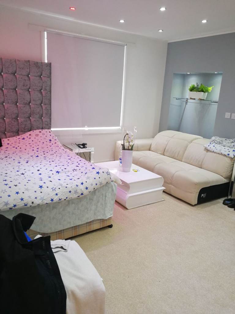 Luxury ensuite double bedroom (private bathroom) - free parking, gated garden