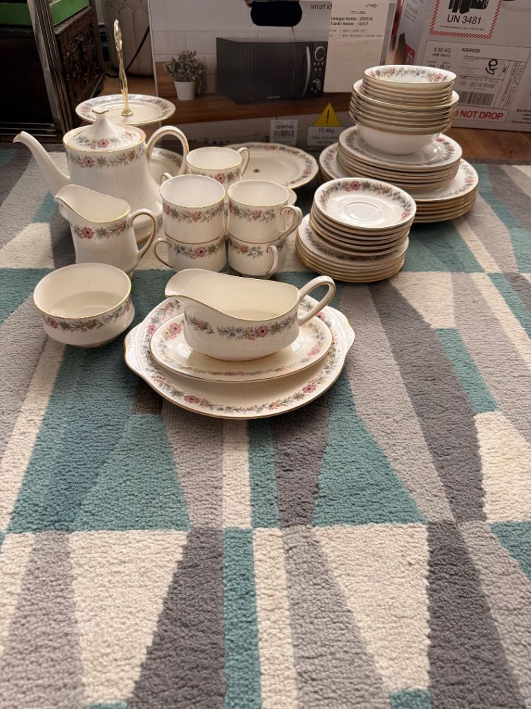 Vintage Paragon Belinda Dinner Set & Tea Set - Good Condition