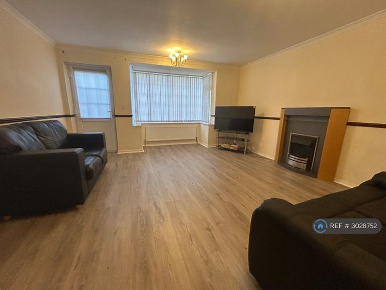 3 bedroom flat in Blackrod Close, Nottingham, NG9 (3 bed) (#3028752)