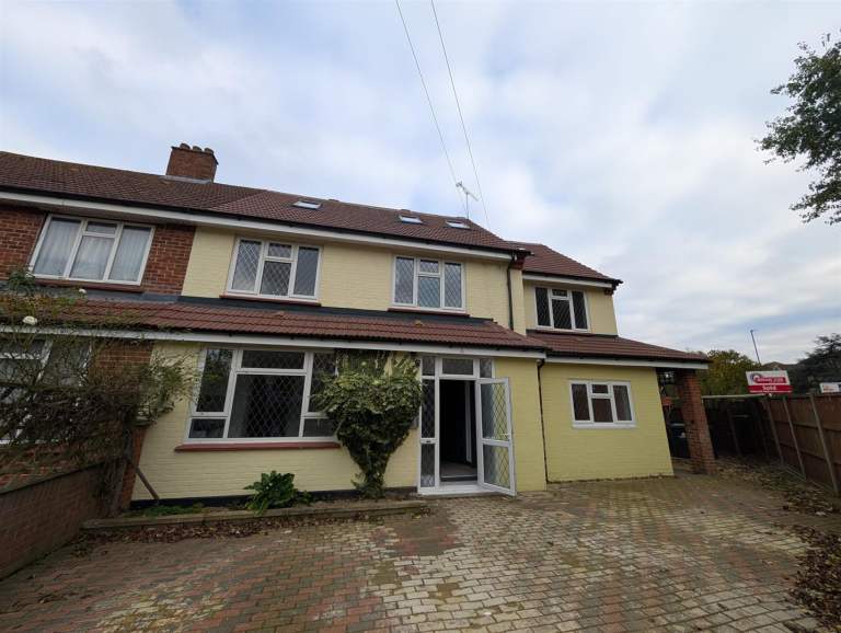 2 Court Mead, UB5 6DH - STUDIO FLAT AVAILABLE IMMEDIATELY!