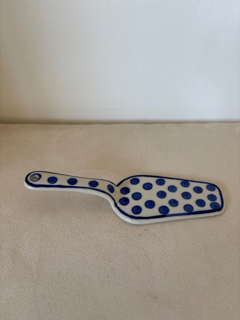 Ceramic cake server