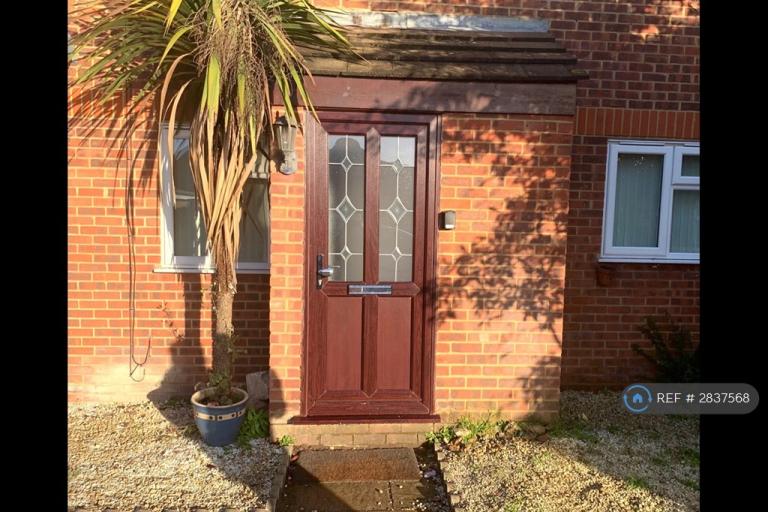 1 bedroom flat in Desborough Park Road, High Wycombe, HP12 (1 bed) (#2837568)