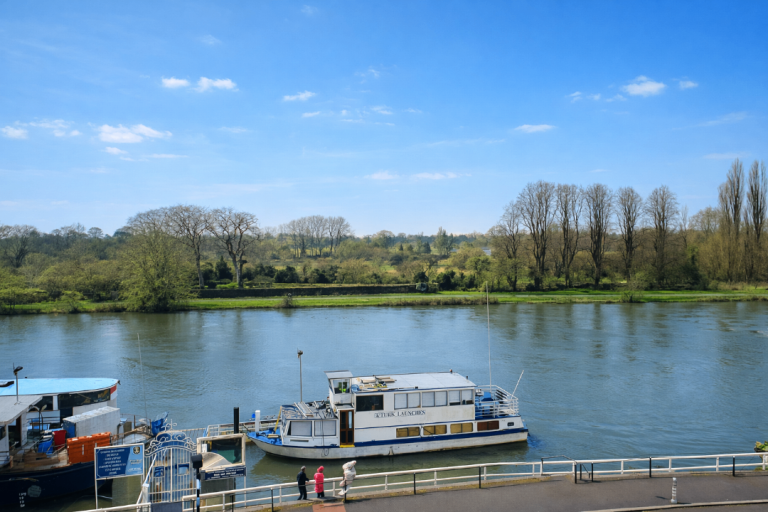 Modern room to rent on the High Street, Kingston Upon Thames, KT1