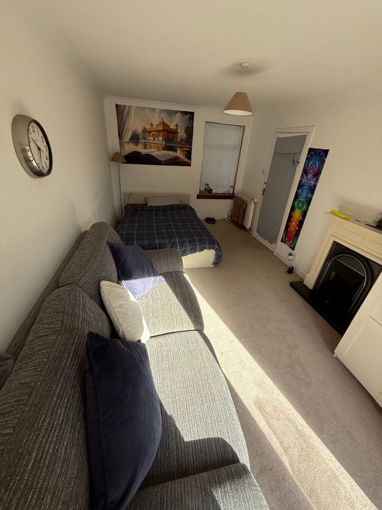 Room is available for one girl