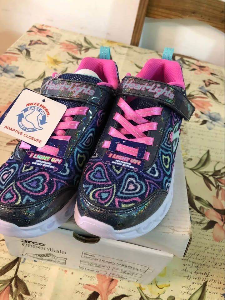 NEW Girls Skechers size 2 heart light