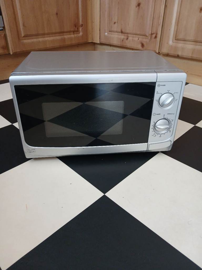 MICROWAVE IN SILVER GOOD WORKING CONDITION £30 YSTRAD MYNACH AREA 