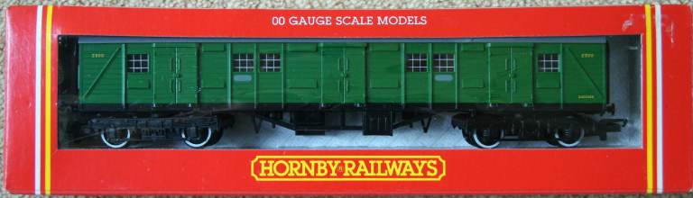 Hornby Railways R178 S.R. Maunsell Parcels & Miscellaneous Bogie Luggage Van 2300 in Malachite Green